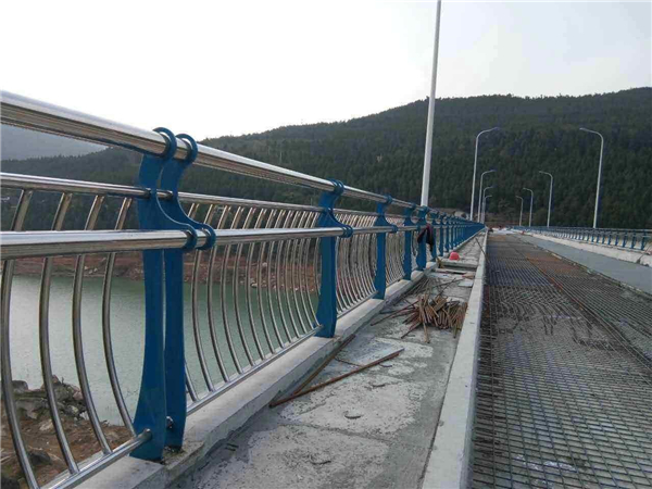 驻马店不锈钢桥梁护栏的特点及其在桥梁安全中的重要作用
