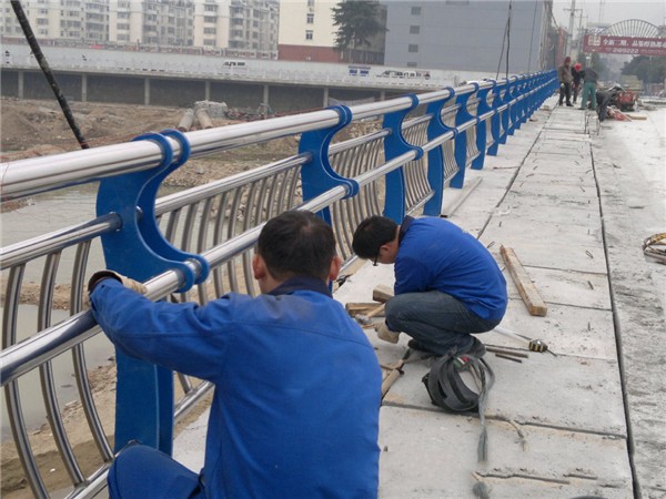 驻马店不锈钢桥梁护栏除锈维护的重要性及其方法